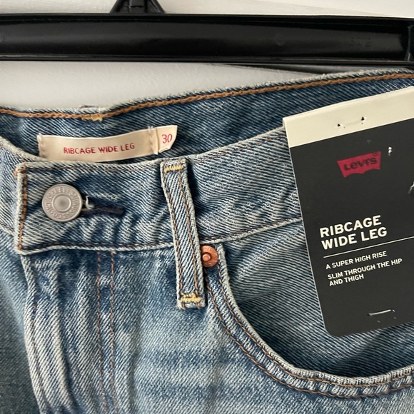 NWT Levi’s Women’s Light Blue Ribcage Wide Leg Jeans sz 30x34 - Picture 6 of 6